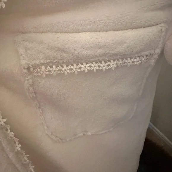 Subtle Luxury White Robe - Picture 7 of 8